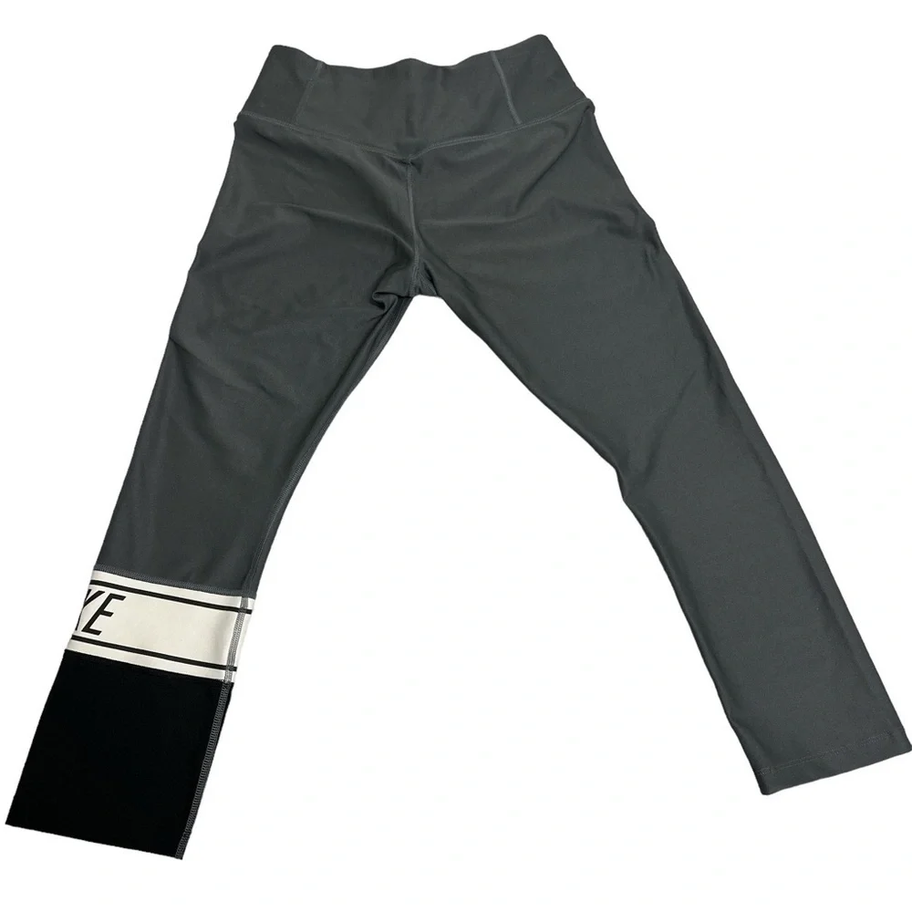 Nike Women’s Leggings Gray/Blk/Wh Sz Small Excellent. Inseam 21 Rise‎ 9